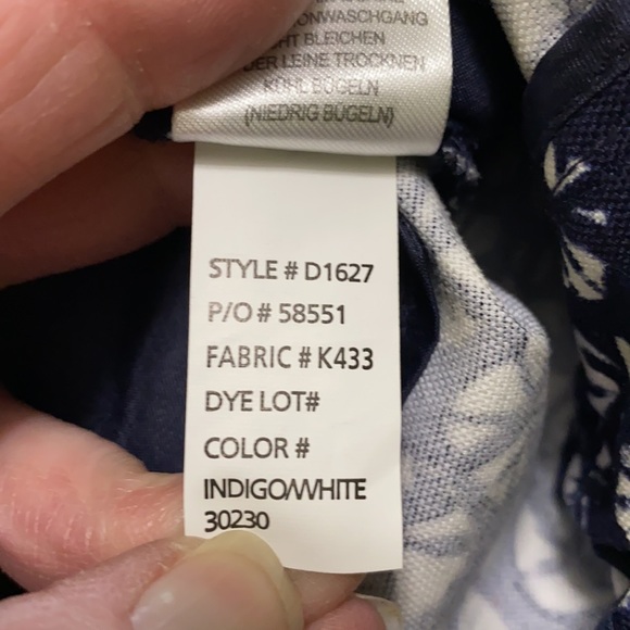 Cynthia Rowley Mid-Rise Indigo & White Patterned Dress Shorts Sz 12 - Picture 8 of 8